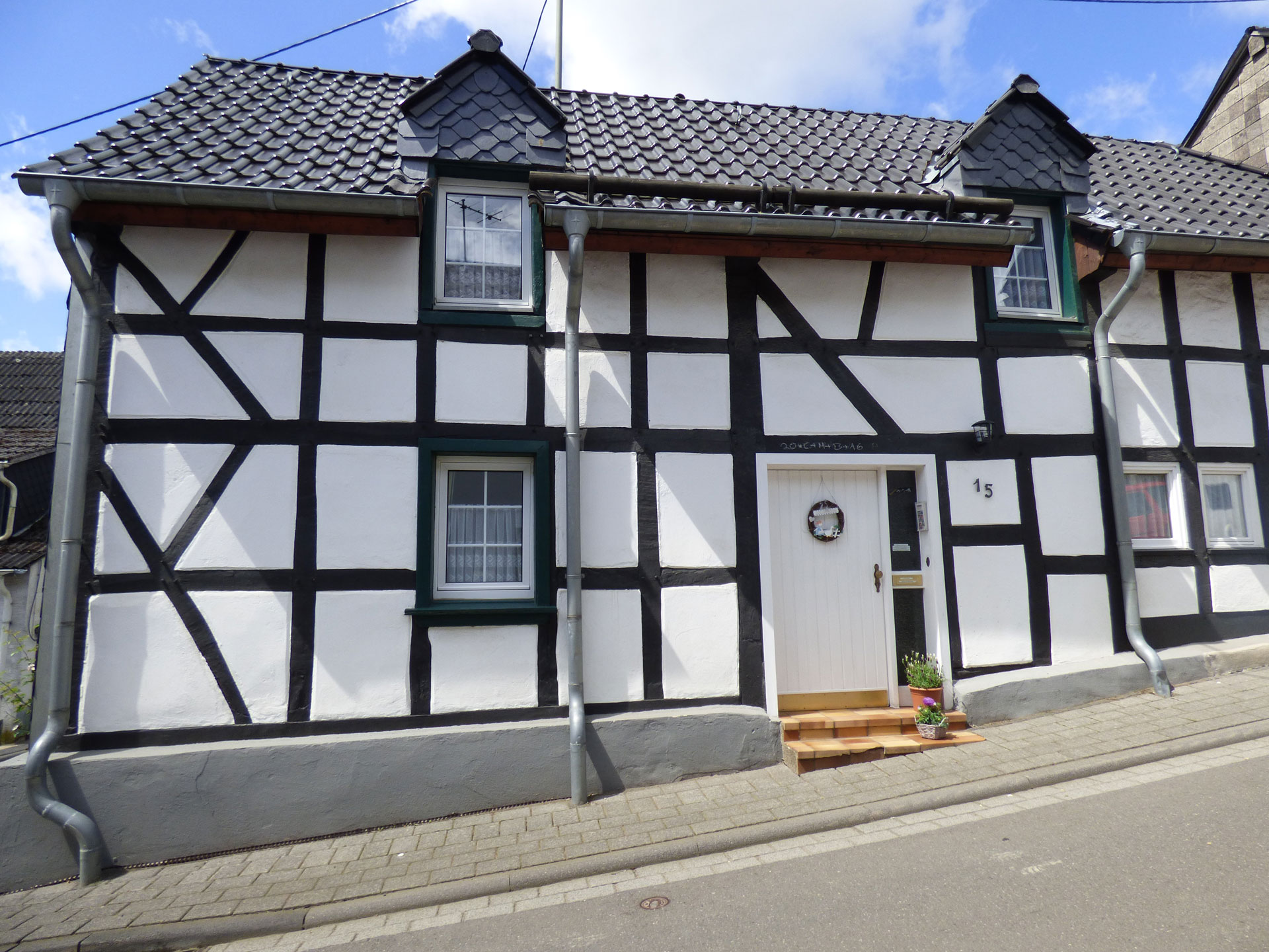 Ferienhaus in der Eifel Nähe Aremberg Hausansicht 